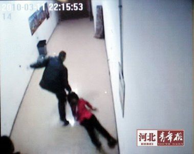 一嫌疑人拽著女網管的頭發向門外拖